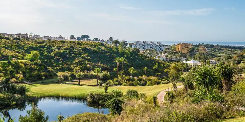 Uitzicht over golfvallei nabij Estepona – groene fairways in de omgeving
