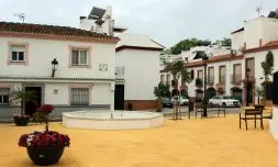 Cancelada dorpsplein bij Acqua Gardens – witte huizen met palmen, New Golden Mile, Estepona