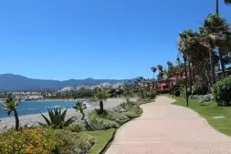Boulevard met palmen en zeezicht nabij Acqua Gardens aan de New Golden Mile – Estepona